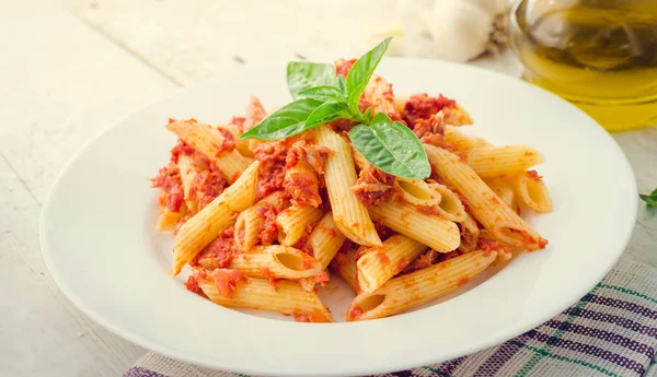 Ton balığı ve fesleğen ile Penne makarna