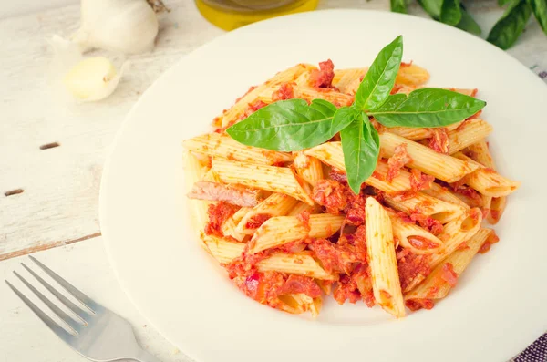 Ton balığı ve fesleğen ile Penne makarna