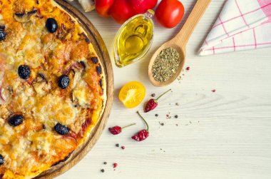 Ton balığı ile vejetaryen İtalyan pizza