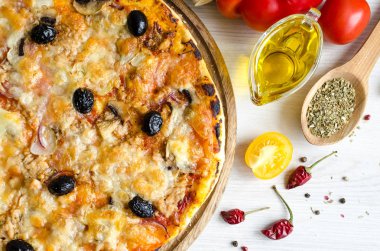 Ton balığı ile vejetaryen İtalyan pizza