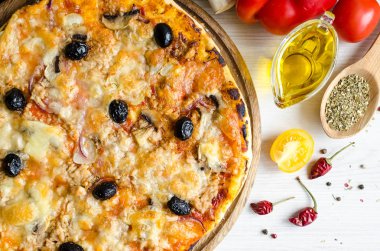 Ton balığı ile vejetaryen İtalyan pizza