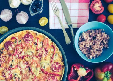 Sıcak gerçek biberli salam ve peynir ile İtalyan pizza