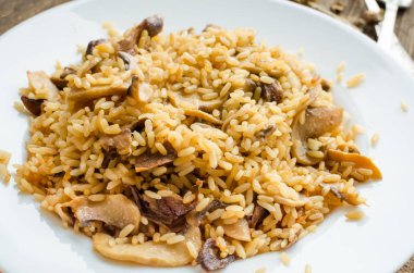 Ev yapımı geleneksel İtalyan mantarlı risotto