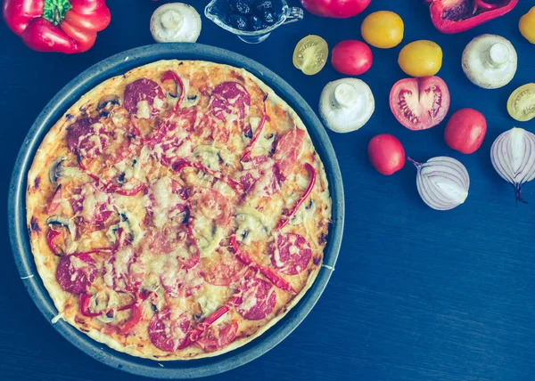 Pizza italiana picante de pepperoni con salami y queso — Foto de Stock