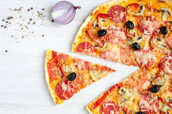 Pizza italiana picante de pepperoni con salami y queso — Foto de Stock