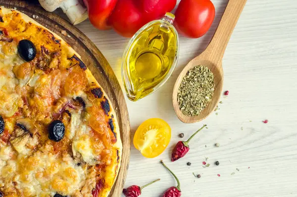 Ton balığı ile vejetaryen İtalyan pizza