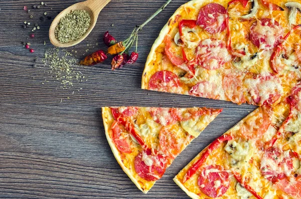 Pizza italiana picante de pepperoni con salami y queso — Foto de Stock