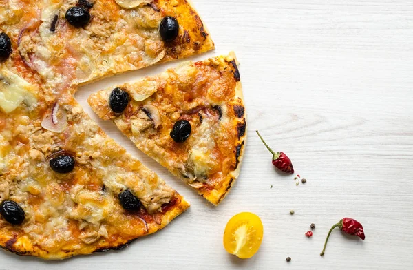 Pizza italiana vegetariana con atún — Foto de Stock