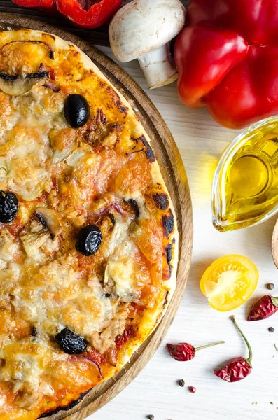 Ton balığı ile vejetaryen İtalyan pizza