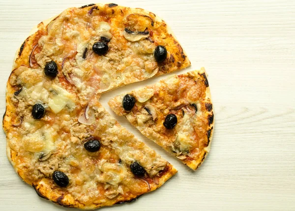 Vegetarian Italian pizza with tuna — Stock Photo, Image