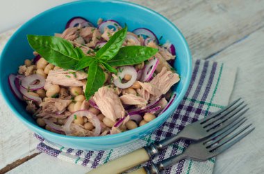 Ton balıklı salata fasulye ve kırmızı soğan ile