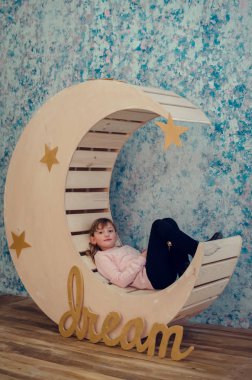 Güzel küçük bir kızın portresi.