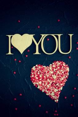 I Love You - siyah taş zemin üzerine ahşap ifade