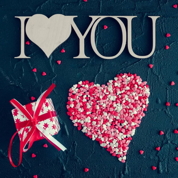 I Love You - dřevěné fráze na černém pozadí kamene — Stock fotografie