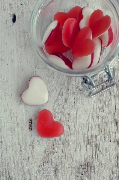 Rött hjärta form godis i en glasburk — Stockfoto
