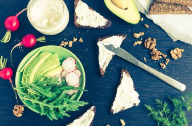 Sandviç çavdar ekmek avokado ve keçi peyniri