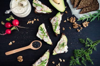 Sandviç çavdar ekmek avokado ve keçi peyniri