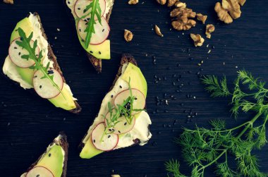 Sandviç çavdar ekmek avokado ve keçi peyniri