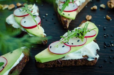 Sandviç çavdar ekmek avokado ve keçi peyniri