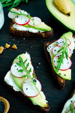 Sandviç çavdar ekmek avokado ve keçi peyniri