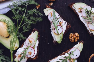 Sandviç çavdar ekmek avokado ve keçi peyniri