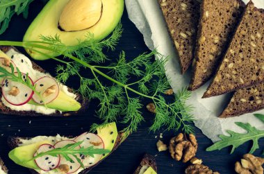 Sandviç çavdar ekmek avokado ve keçi peyniri