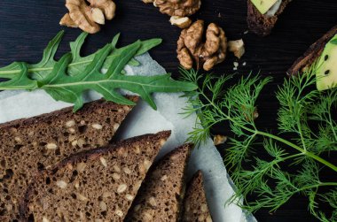 Çavdar ekmeği ve ayçiçeği tohumları