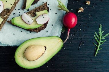 Sandviç çavdar ekmek avokado ve keçi peyniri