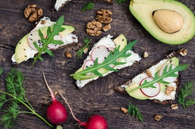 Sandviç çavdar ekmek avokado ve keçi peyniri