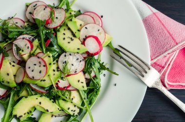 avokadolu sebze salatası.