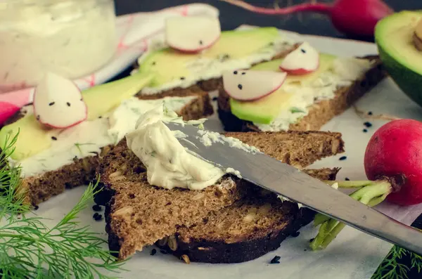 Sandwichs de pain de seigle avec avocat et fromage de chèvre — Photo