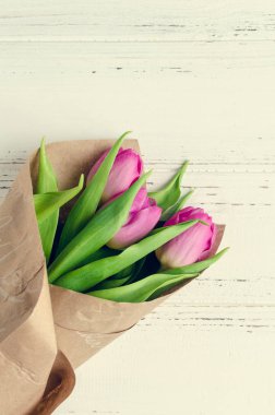 Beyaz eski püskü şık arka planda Lale buketi