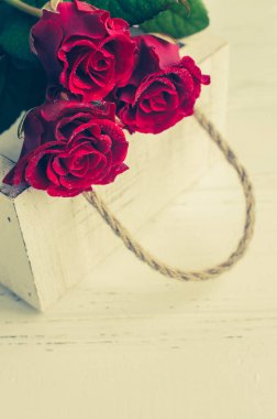 Beyaz eski püskü şık arka plan üzerinde kırmızı gül çiçekler