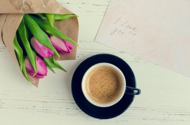 Fincan kahve kokulu pembe laleler ve Not seni seviyorum