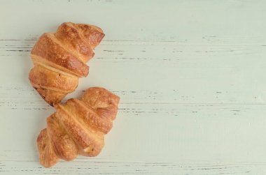 Taze pişmiş kruvasan.