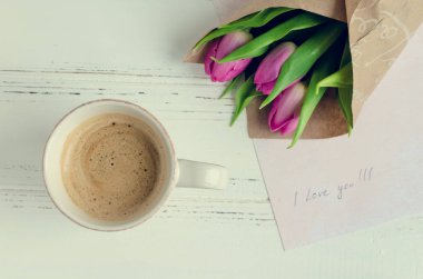 Fincan kahve kokulu pembe laleler ve Not seni seviyorum