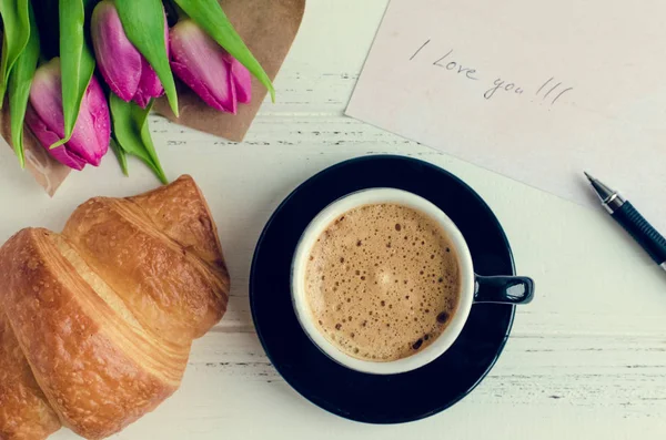 Tasse Kaffee mit einem Strauß rosa Tulpen und Noten, die ich liebe dich — Stockfoto