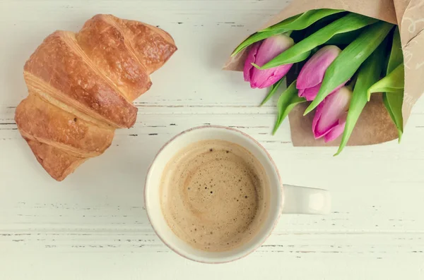 Copa de café con ramo de tulipanes rosados y croissant —  Fotos de Stock