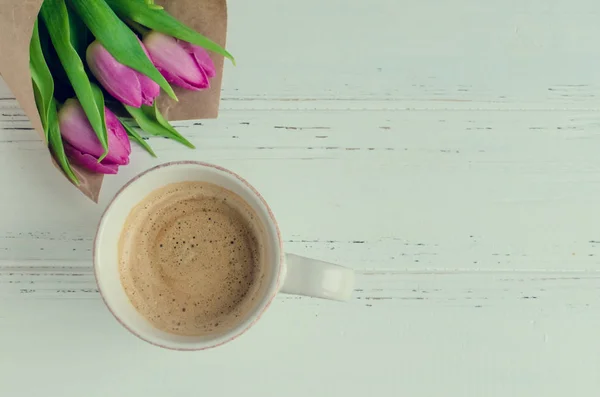 Taza de café con ramo de tulipanes rosados —  Fotos de Stock