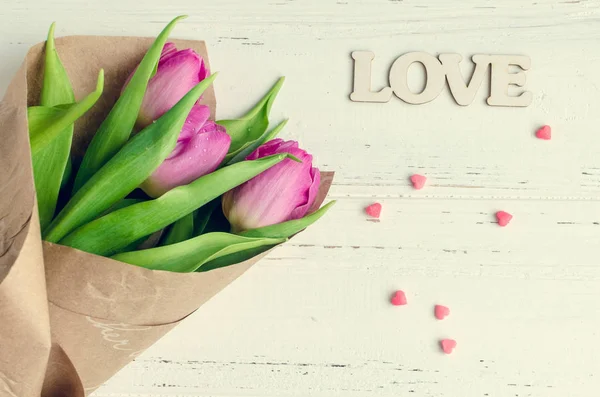 Flores de tulipán con palabra de madera LOVE —  Fotos de Stock