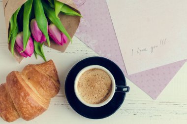 Fincan kahve kokulu pembe laleler ve Not seni seviyorum