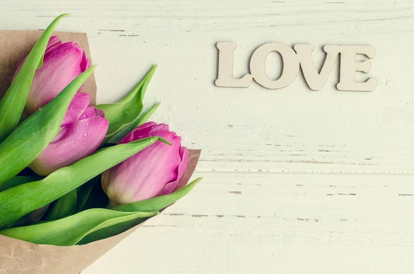 Tulip flowers with wooden word LOVE — Stock Photo, Image