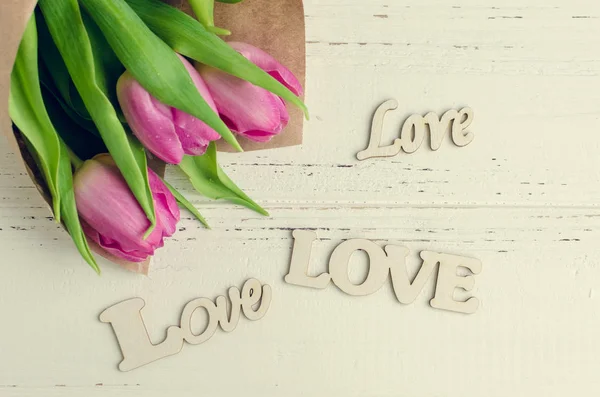 Tulipán květy s dřevěnými slova lásky — Stock fotografie