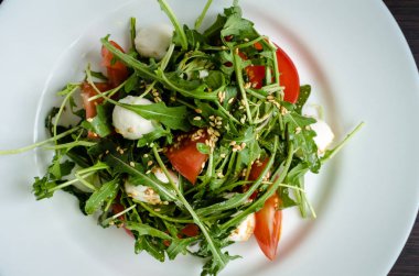 Taze, roka ile yaz salata yaprakları