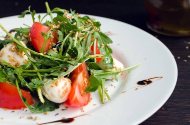 Taze, roka ile yaz salata yaprakları