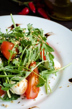 Taze, roka ile yaz salata yaprakları