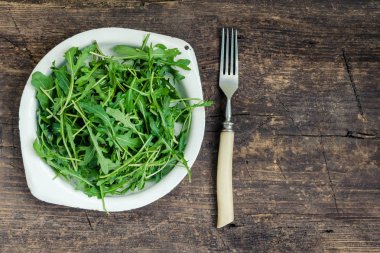 Bir tabak içinde taze roka