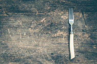 Eski ahşap eski püskü arka plan üzerinde rustik çatalı