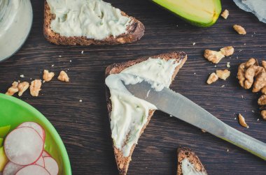 Sandviç çavdar ekmek avokado ve keçi peyniri