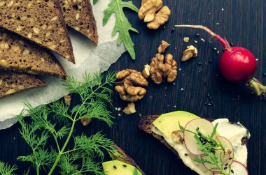 Sandviç çavdar ekmek avokado ve keçi peyniri